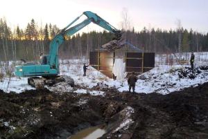 Patoelementtiä kuljetetaan paikalleen. Padon tiiviys varmistetaan suodatinkankailla, jotka levitään uomaan elementin asentamisen jälkeen