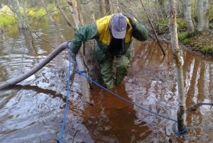 Padon eteen kasautunutta lietettä pumpataan