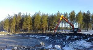 Kaivinkoneen pitkä puomi toimii laajan vesialueen rakentamisessa hyvin.