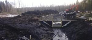 Lietealtaan luiska on verhoiltu suodatinkankaalla ja karkealla murskeella vuotojen ja sortumien ehkäisemiseksi