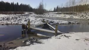 Ylivuotopato ohjaa tulvavedet väljemmälle virtausreitille