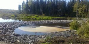 Kun maapadon ohitusputki suljettiin, vesi alkoi virrata padon harjan yli