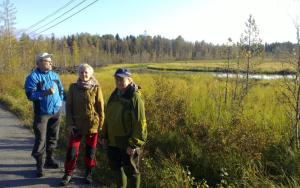 Irmeli Ruoknen, Kyllikki Maaranto ja Pekka Vehkaperä tutustuivat Jäälin kosteikoihin