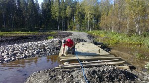 Otto naulaa uuden sillan kansilankkuja