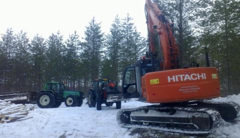Kokko-ojan haaran rakentamiskolonna lähdössä kohteella