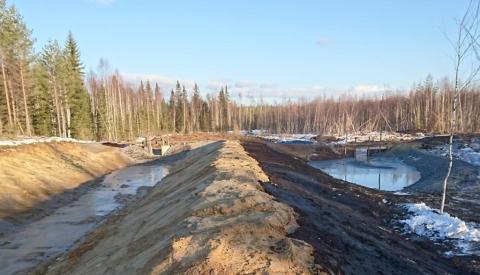 Kuvan vasemmassa reunassa näkyy lietteenkuivausallas, johon liete pumpataan oikealla näkyvästä lietteenkeruualtaasta