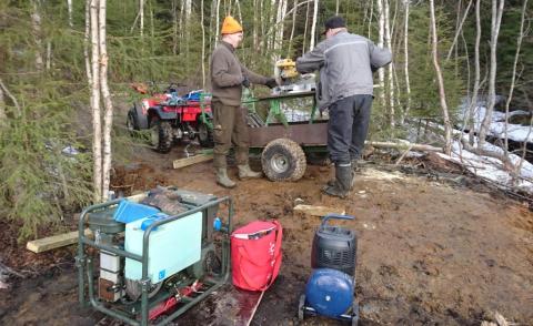 Otto Moilanen ja Matti Kaskentola sekä sillanrakennuskalustoa