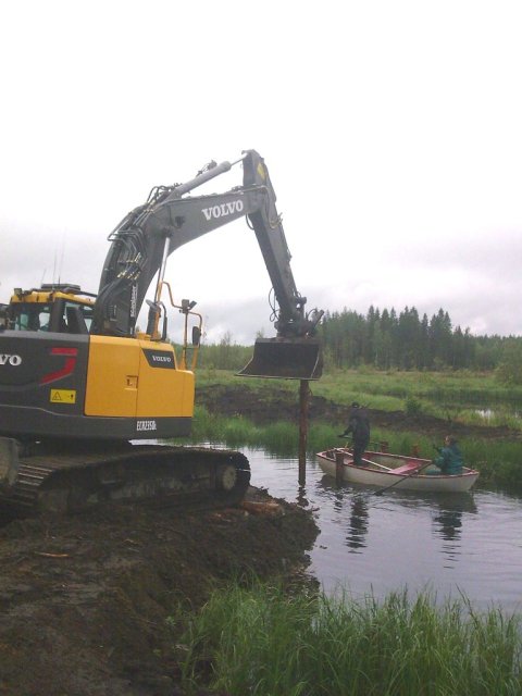 Paalut painettiin pohjaan kaivinkoneella