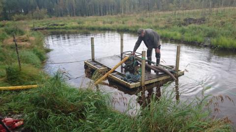 Lietteen pumppausta varten rakennettiin lautta. Kuvassa Otto Moilanen.