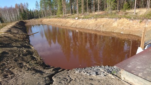 Pupattu liete laskeutuu erotusaltaan pohjalle, ja puhdistunut vesi palaa takaisin Saarisenojan uomaan