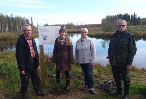 Kokouksen osanottajia tutustumassa Kalamäen kosteikkoon
