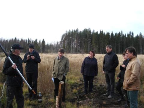 Seppo Hellsten, Jouni Lehtoranta, Kaisa Heikkinen, Tiina Nokela ja  Petri Ekholm ihmettelivät lietteen nopeaa kertymistä Kalamäen kosteikon tulokanavaan