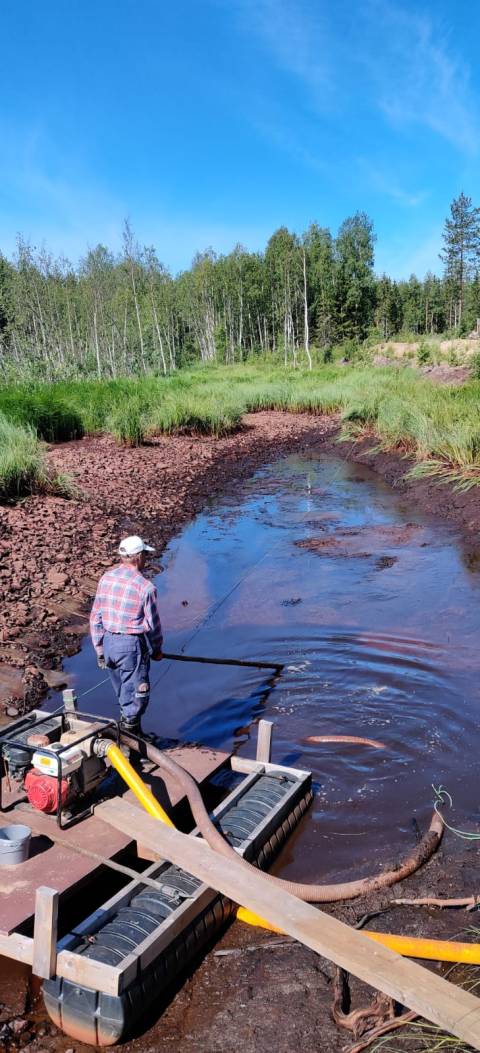 Rauta-humusliete kertyy laskseutusaltaan pohjalle, mistä se pumpataan viereiseen erotusaltaaseen.
